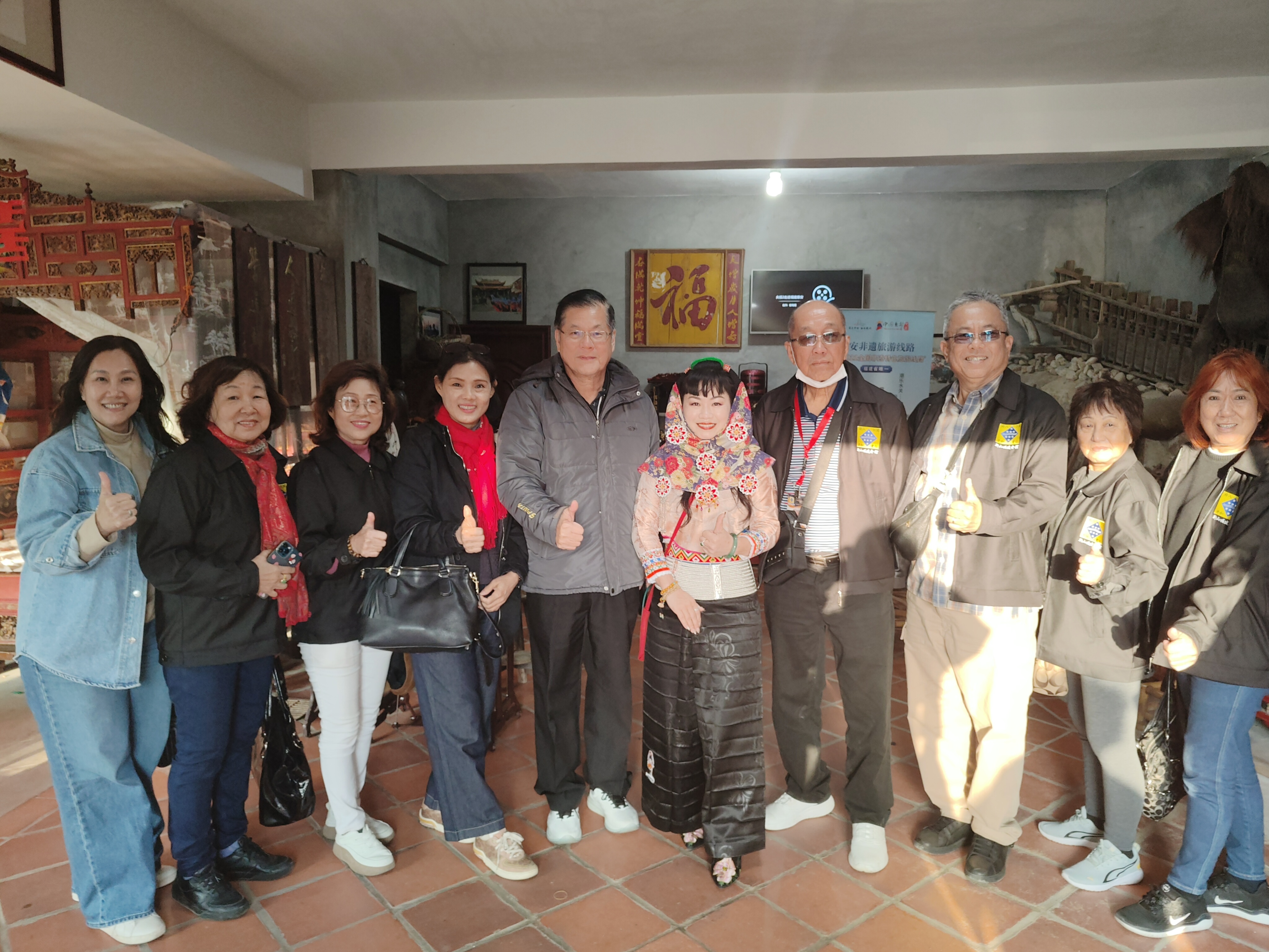 马来西亚新山福建会馆访问团与惠女合影（陈晓芳 摄）.jpg