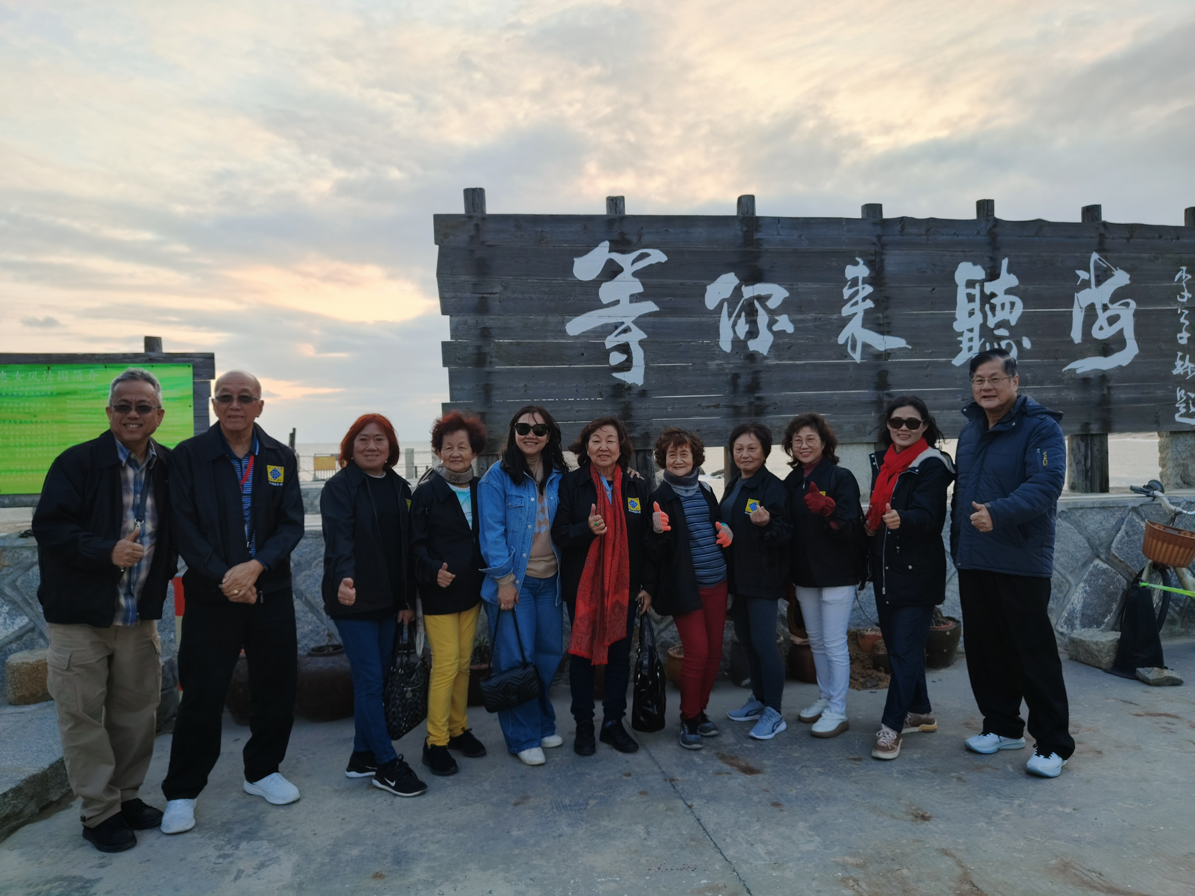 马来西亚新山福建会馆访问团在惠女风情园合影（陈晓芳 摄）.jpg