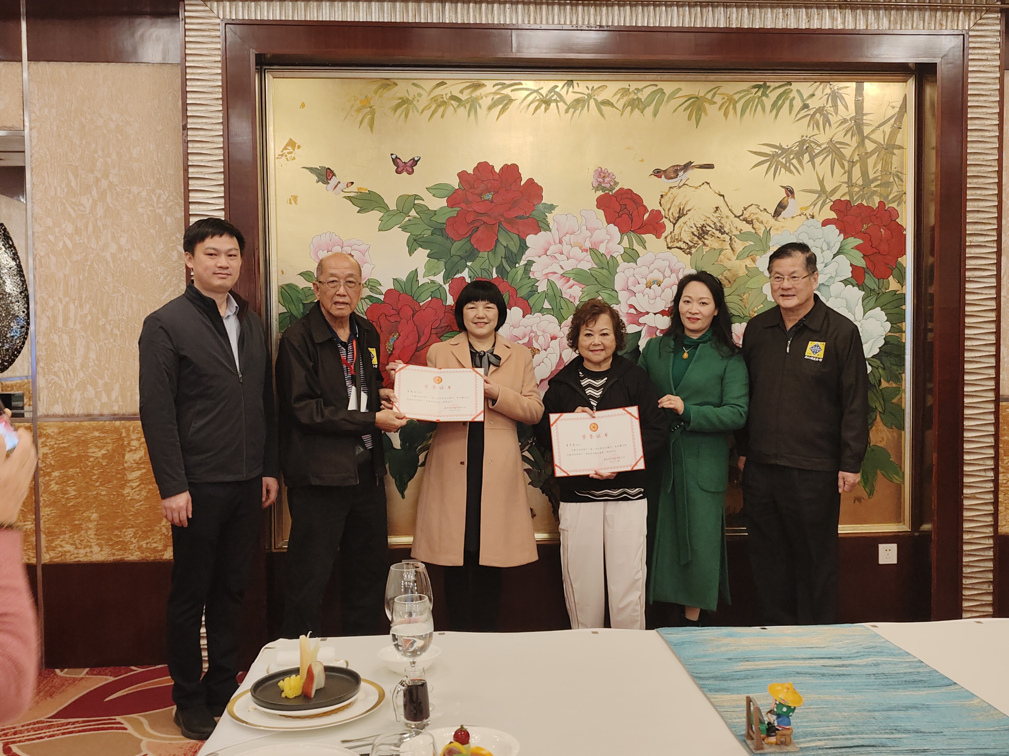 副县长陈剑虹、侨联主席康惠兰向曾德发颁发惠安县第十一届委员会海外顾问荣誉职务聘书（陈晓芳 摄）.jpg