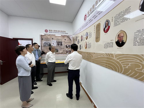 实地参观了文化研究中心展陈情况.黄恺枫 摄.jpg