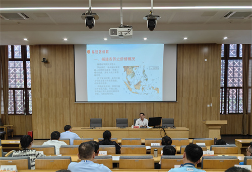 图2 省侨联副主席刘思一给培训班授课（供图：周辉华）.jpg