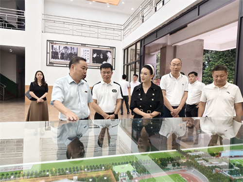图2参观南安市国光中学.jpg