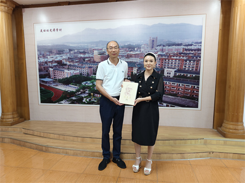 图4 陈嘉庚基金会董事王理与南安市侨联主席黄印棉交换礼品.jpg