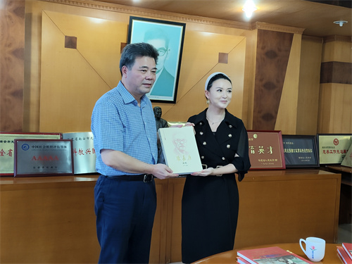 图5 陈嘉庚基金会董事王理与芙蓉基金会理事长李扬川交换礼品.jpg