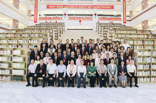 2024年10月29日，在莆田学院召开莆田市侨智发展座谈会 (嘉宾合影留念)，图文华人头条.jpg