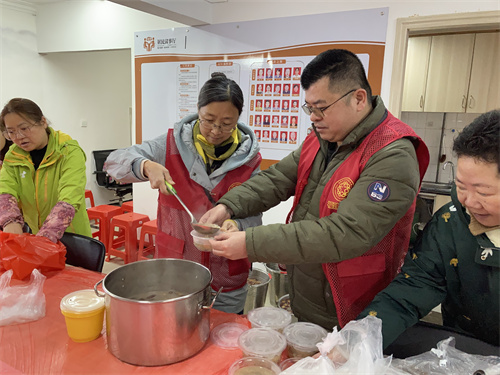 为社区老人盛上一碗香甜的“福”粥.jpg