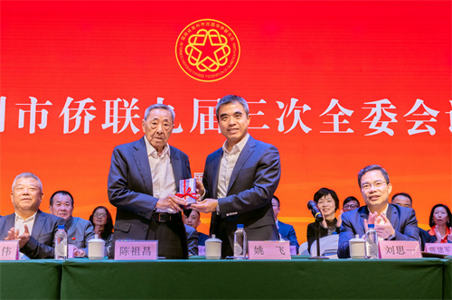 图3 泉州市人民政府副市长姚飞向陈祖昌先生赠送“‘海外咱厝人’陈祖昌专辑视频”（供图：林海）.jpg