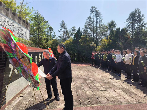 为抗日阵亡将士敬献花圈.jpg