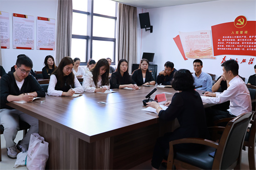 侨联干部和社区党员干部在上党课中  何昭融摄.jpg