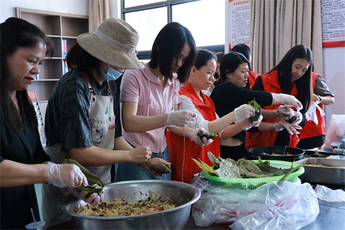 侨联干部、社区志愿者、侨胞一起包粽子  何昭融摄.jpg