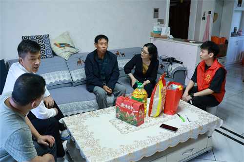 慰问侨胞   何昭融摄.jpg