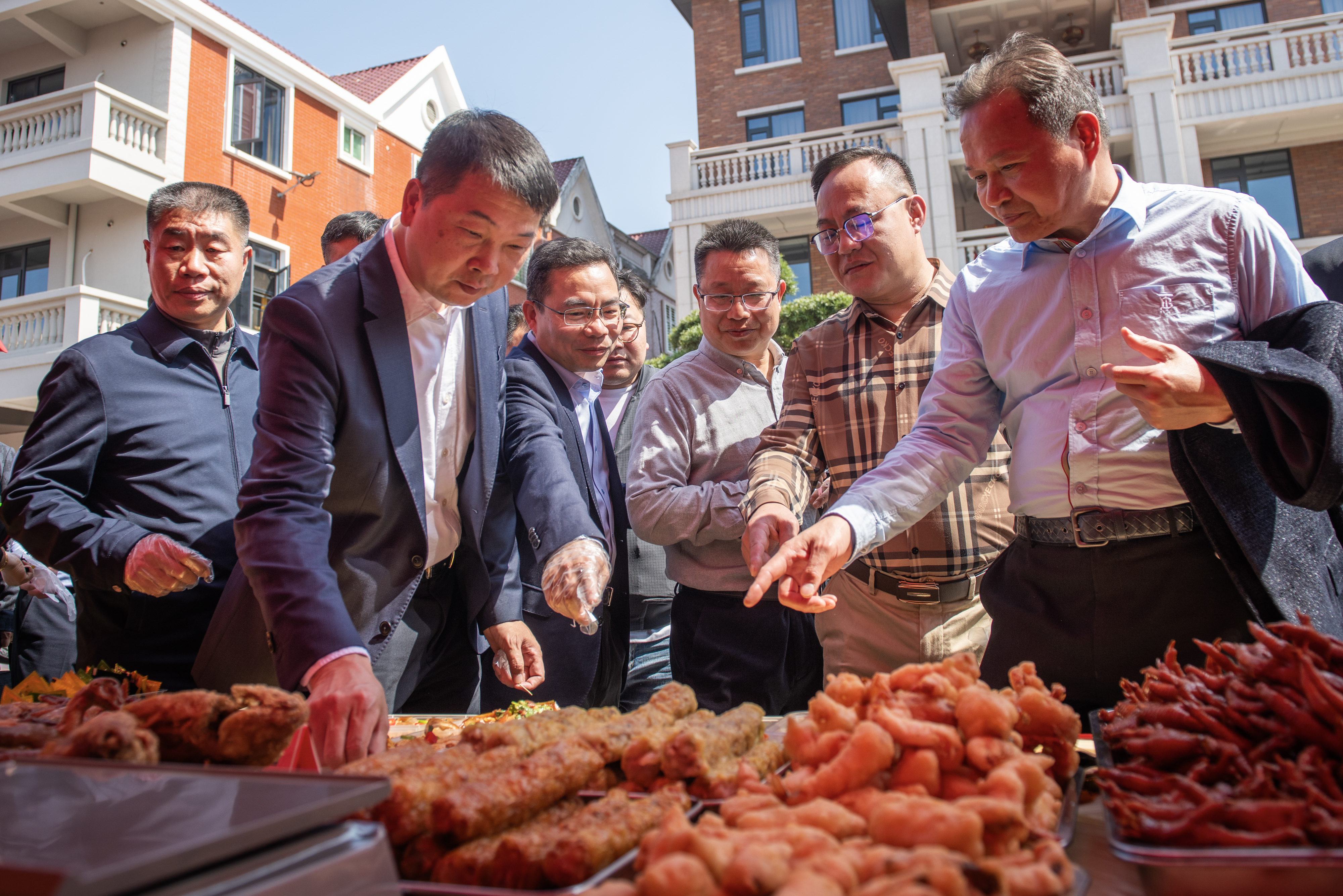 嘉宾现场品尝美食1  洪濑镇政府摄.jpg