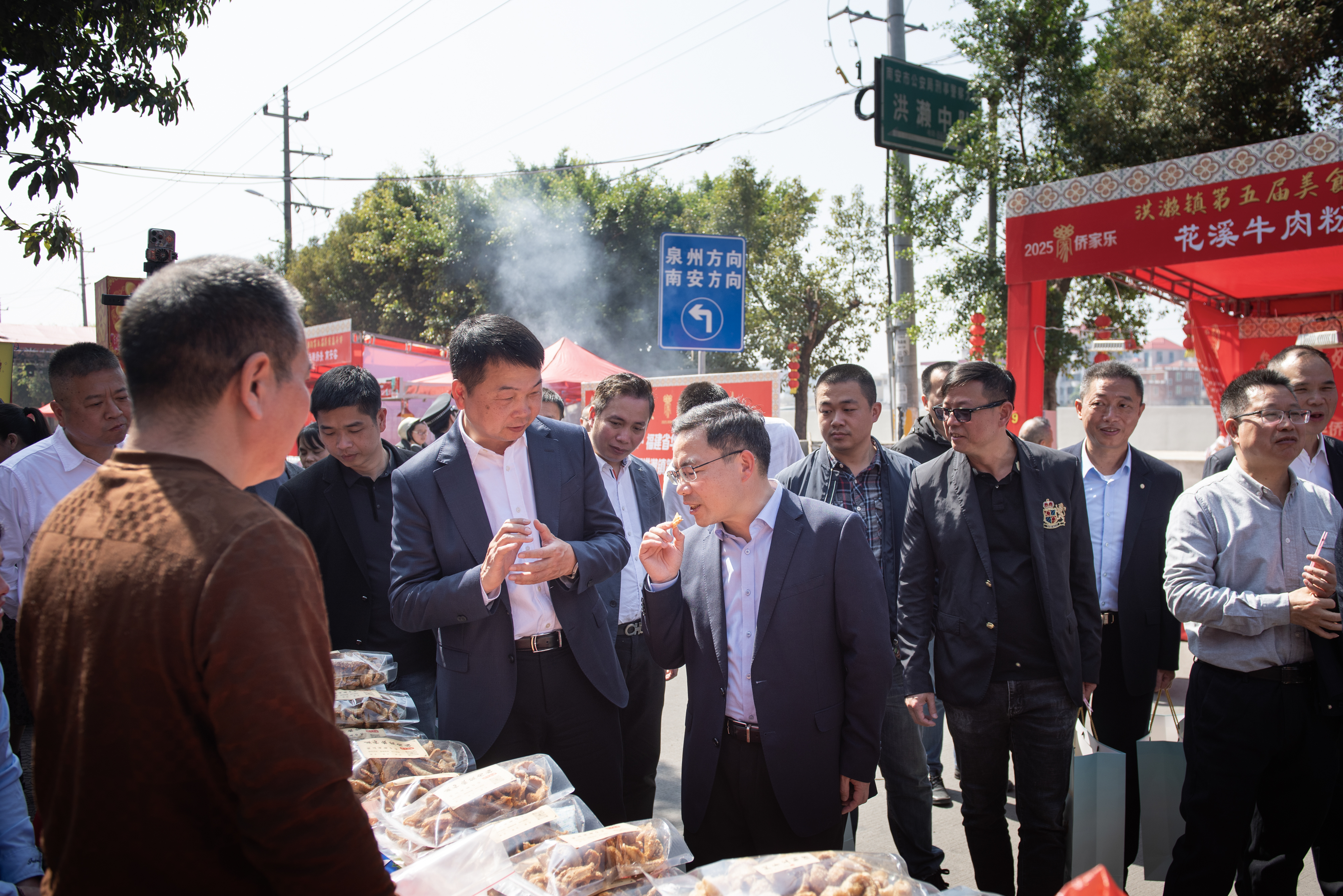 嘉宾现场品尝特色美食2  洪濑镇政府摄.jpg