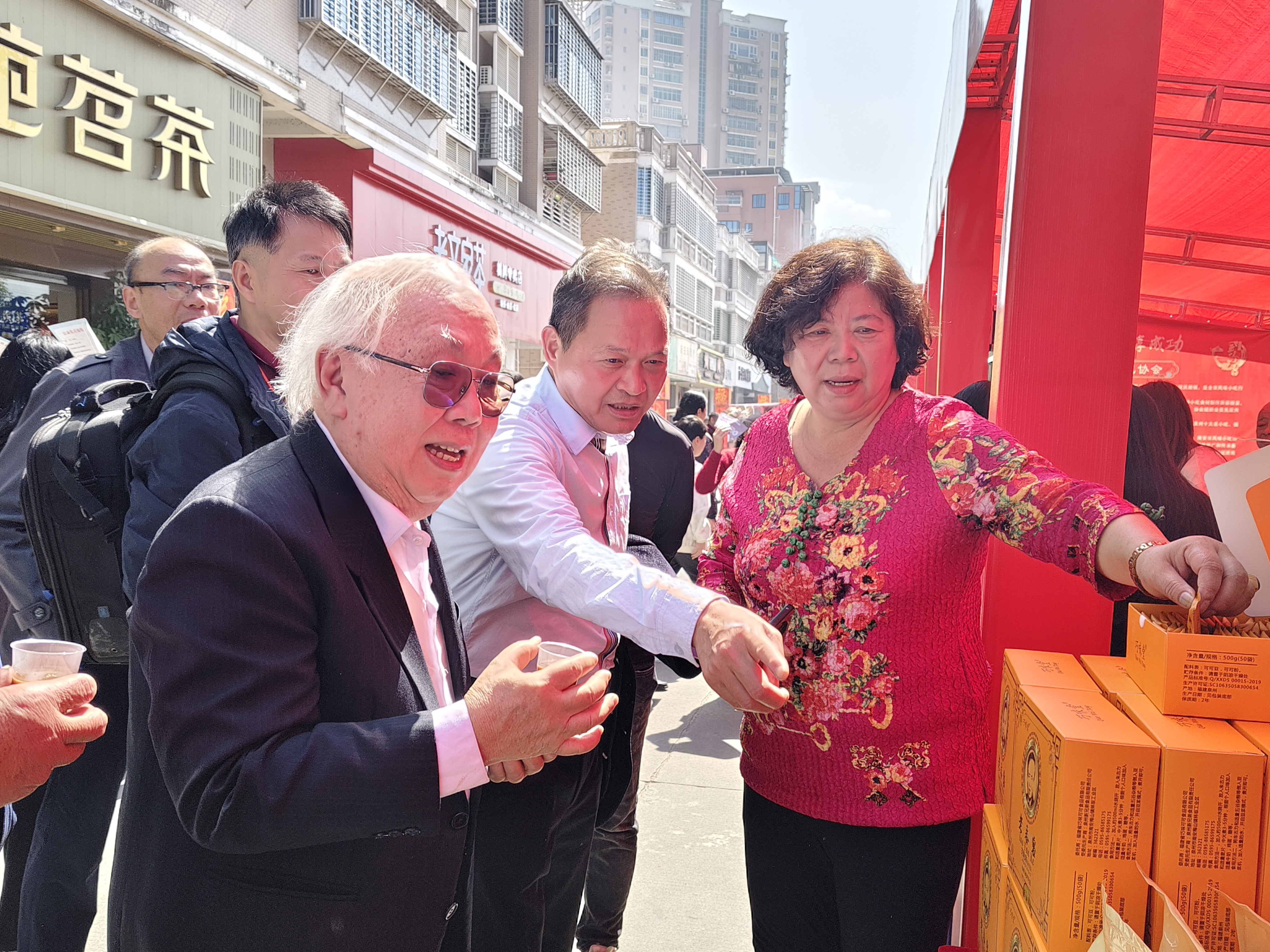 嘉宾现场品尝特色美食3  洪濑镇政府摄.jpg