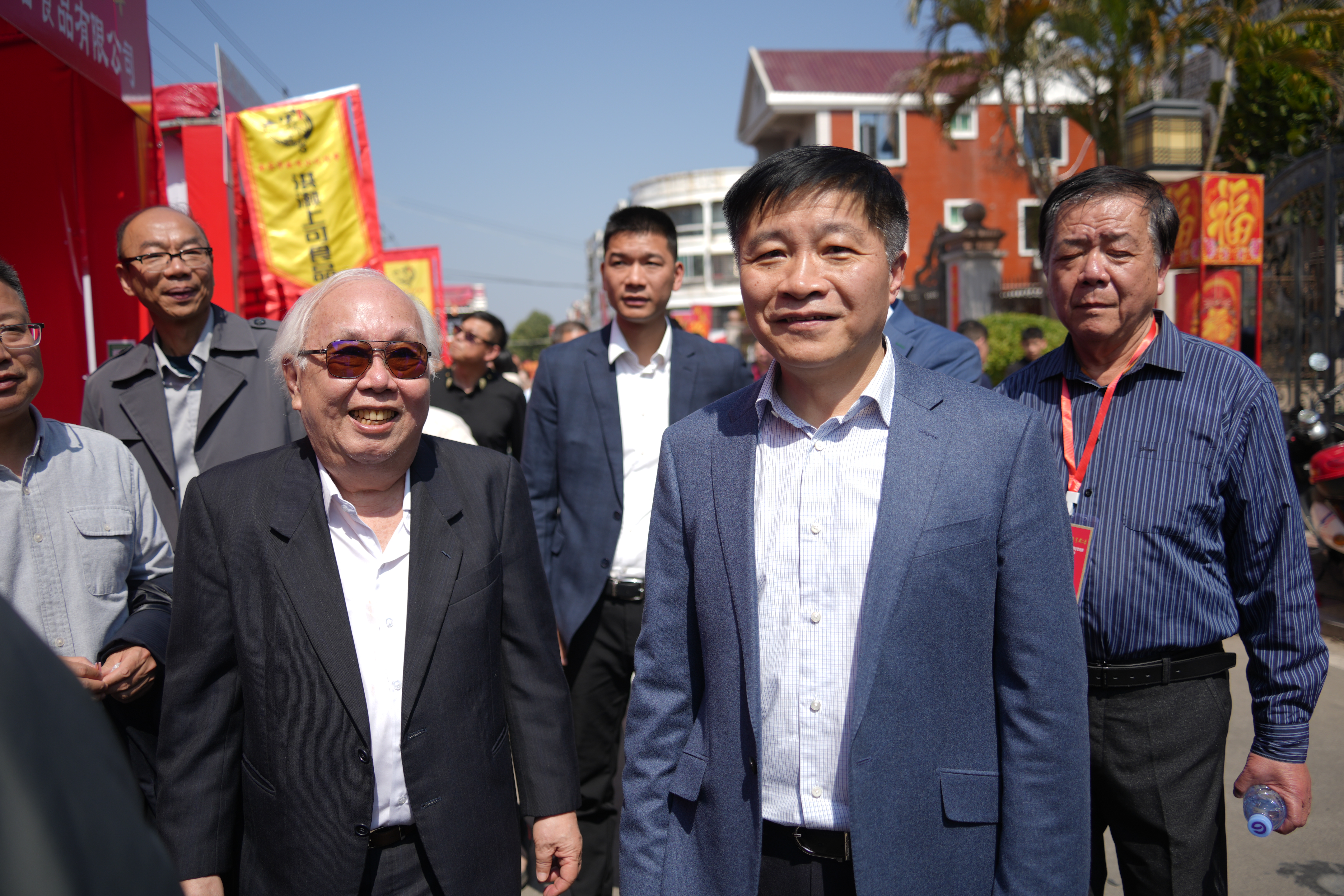 嘉宾现场品尝特色美食4  洪濑镇政府摄.jpg