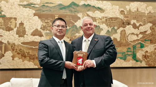 市侨联主席林安顺与意大利格罗塞托市互换纪念品 吴文菁摄.jpg