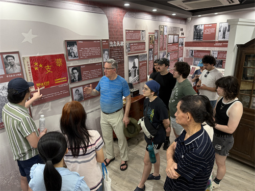 参观鼓浪屿华侨文化展馆（俞杰 摄）.jpg