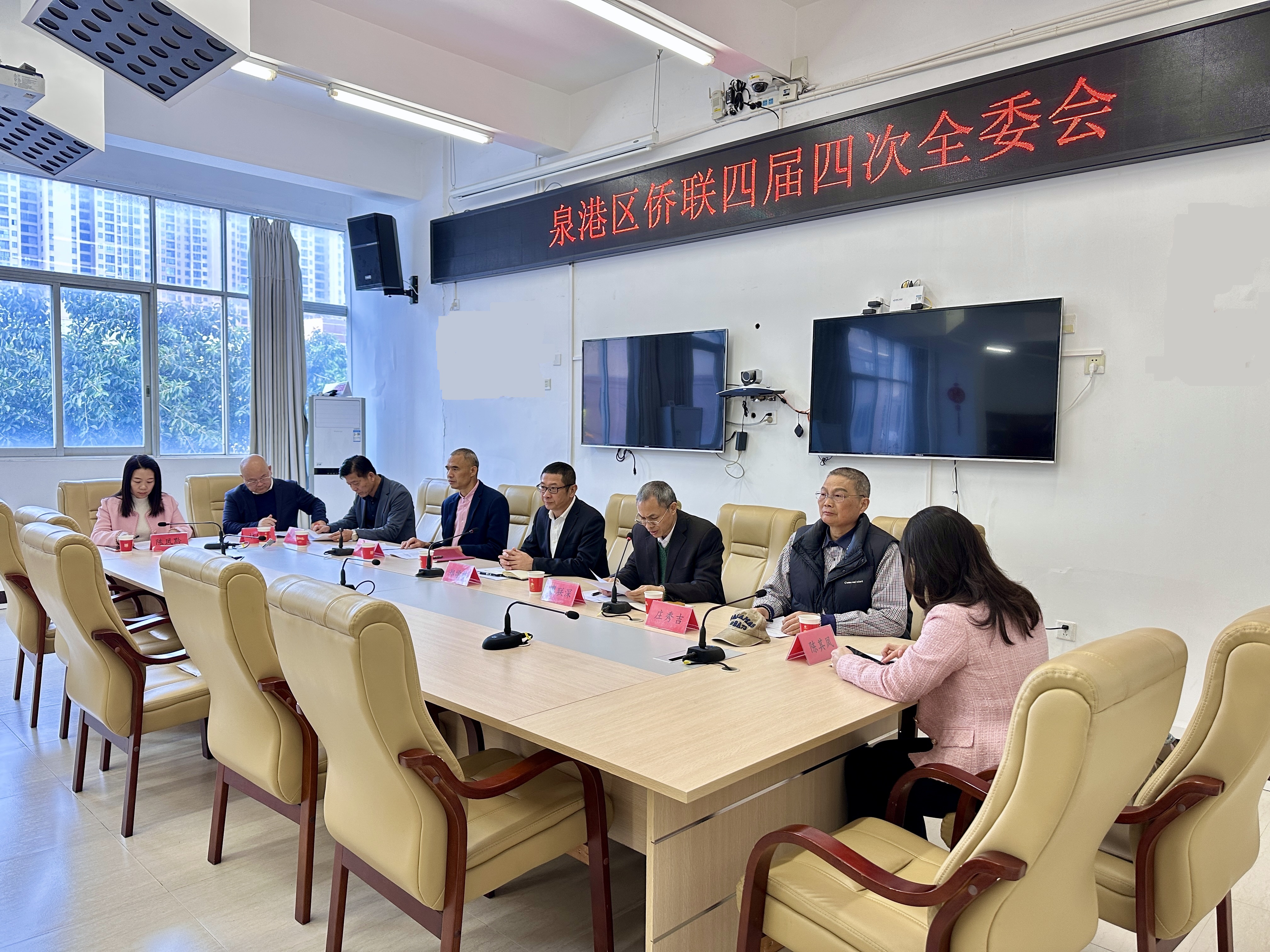 图片3 泉港区侨联主席郑学栋作工作报告.jpg