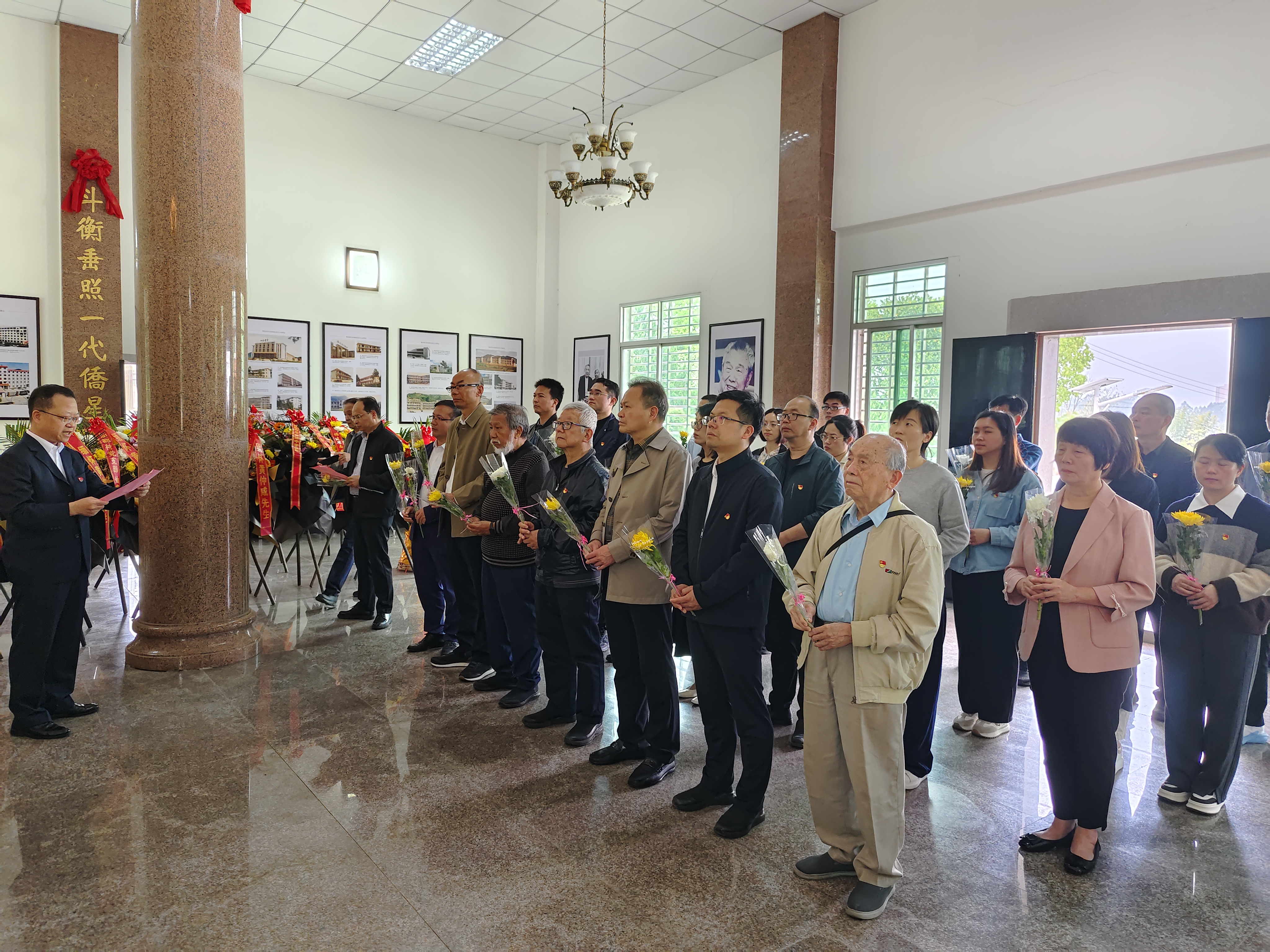 图二 黄仲咸纪念馆拜谒仪式（许炳炫摄）.jpg