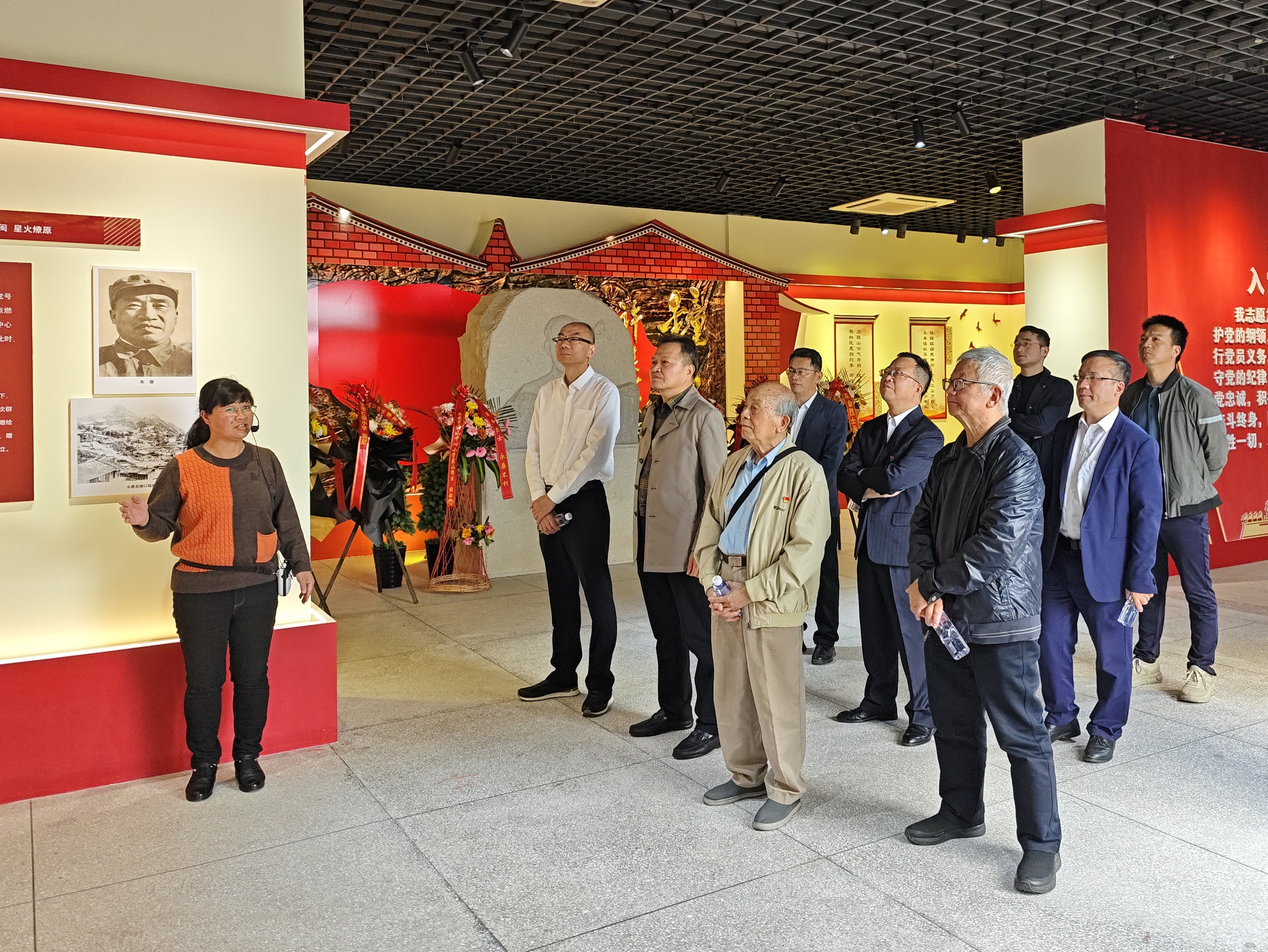 图三 参观李刚纪念馆（许炳炫摄）.jpg