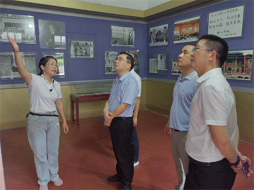 图4：调研组一行参观胡文虎纪念馆。龙岩市侨联黄小花摄.jpg