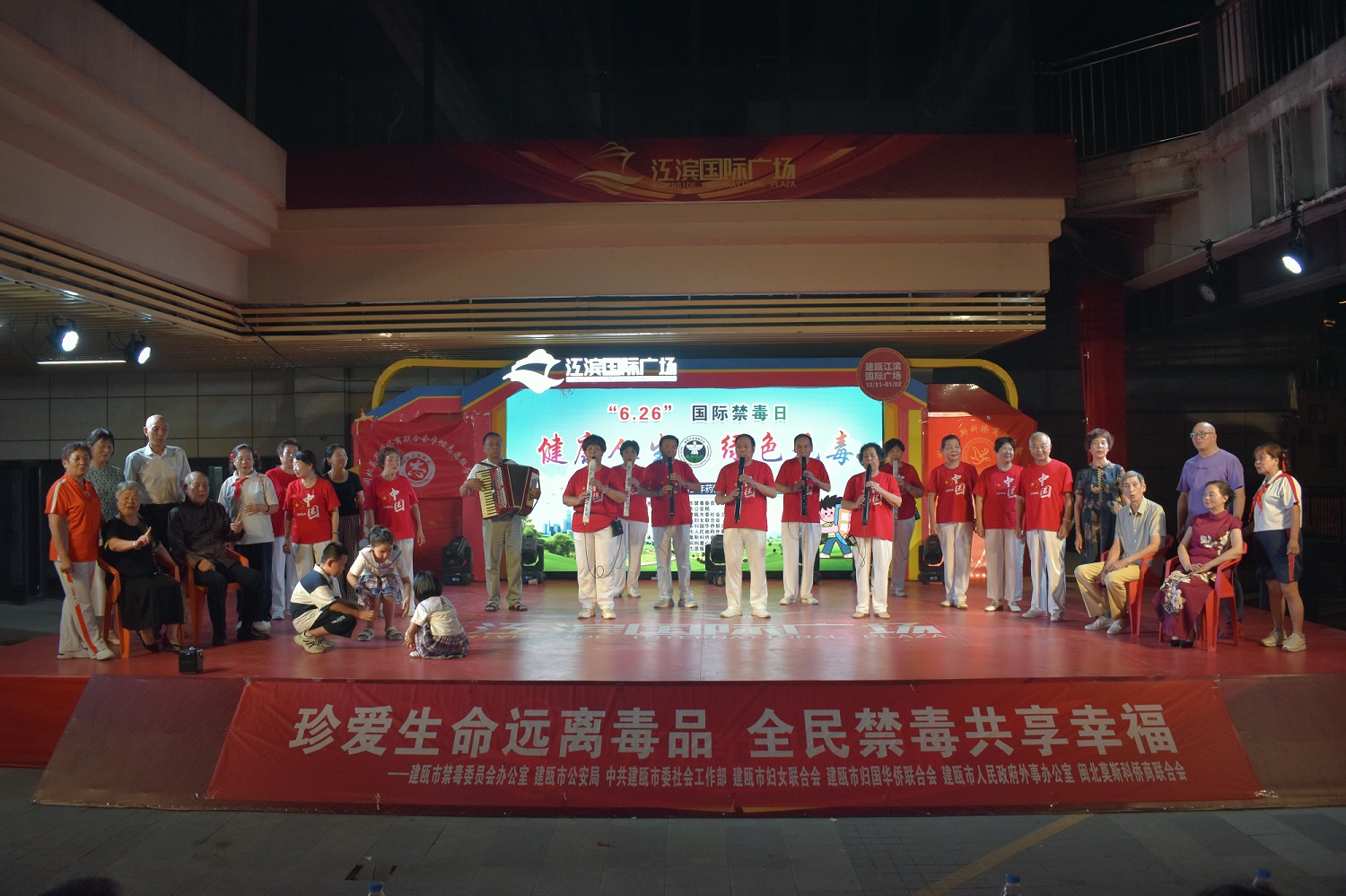 活动现场侨胞汇演 林萌摄.JPG