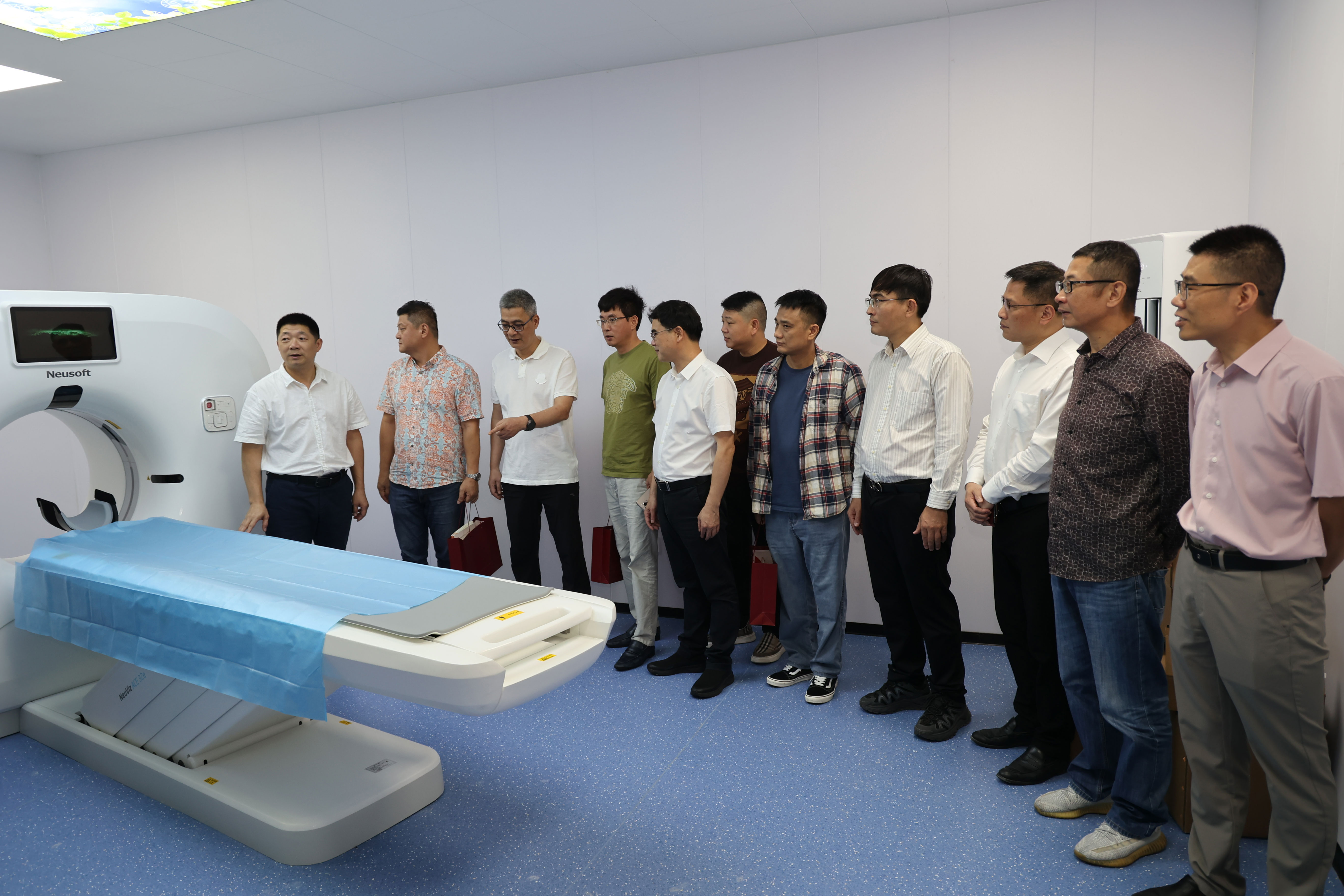 图片3参观此次捐赠的CT设备.png
