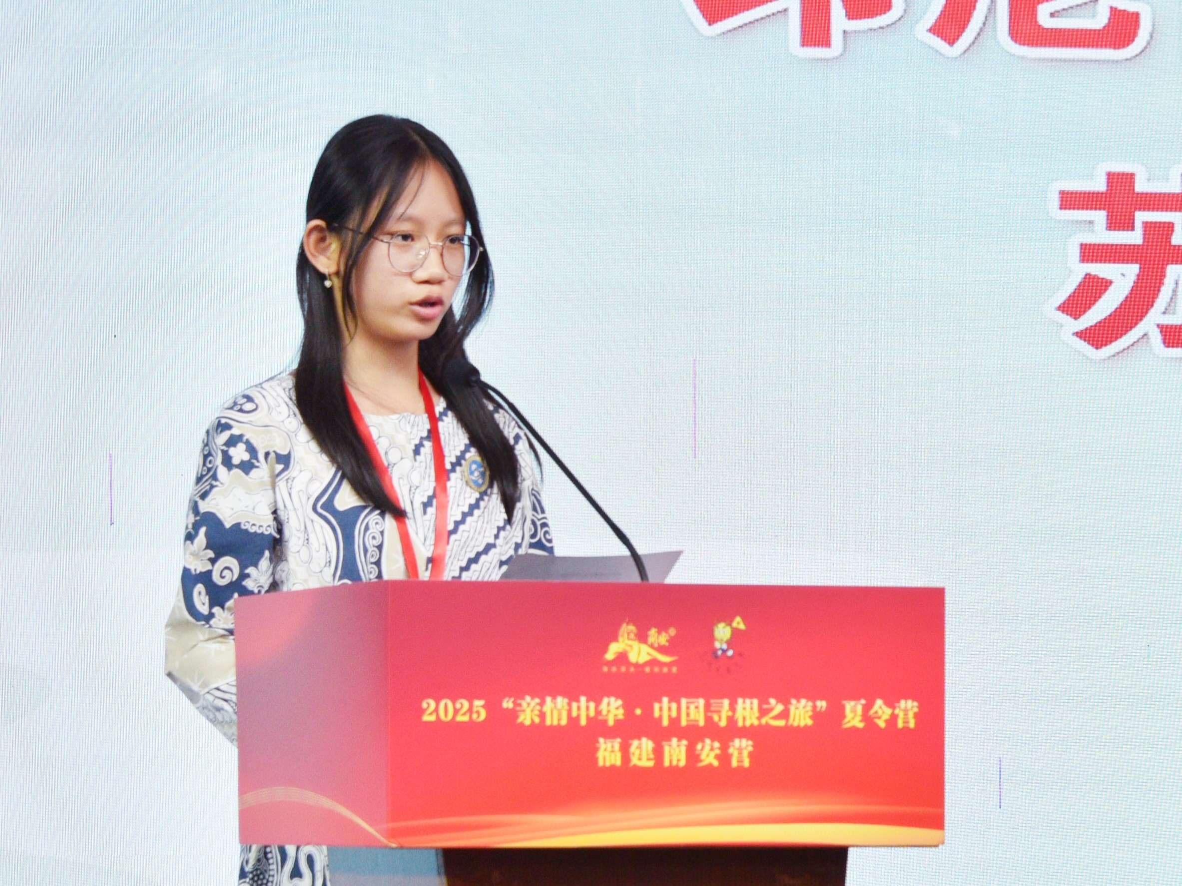 图9 印尼营员代表苏容慈发言.JPG