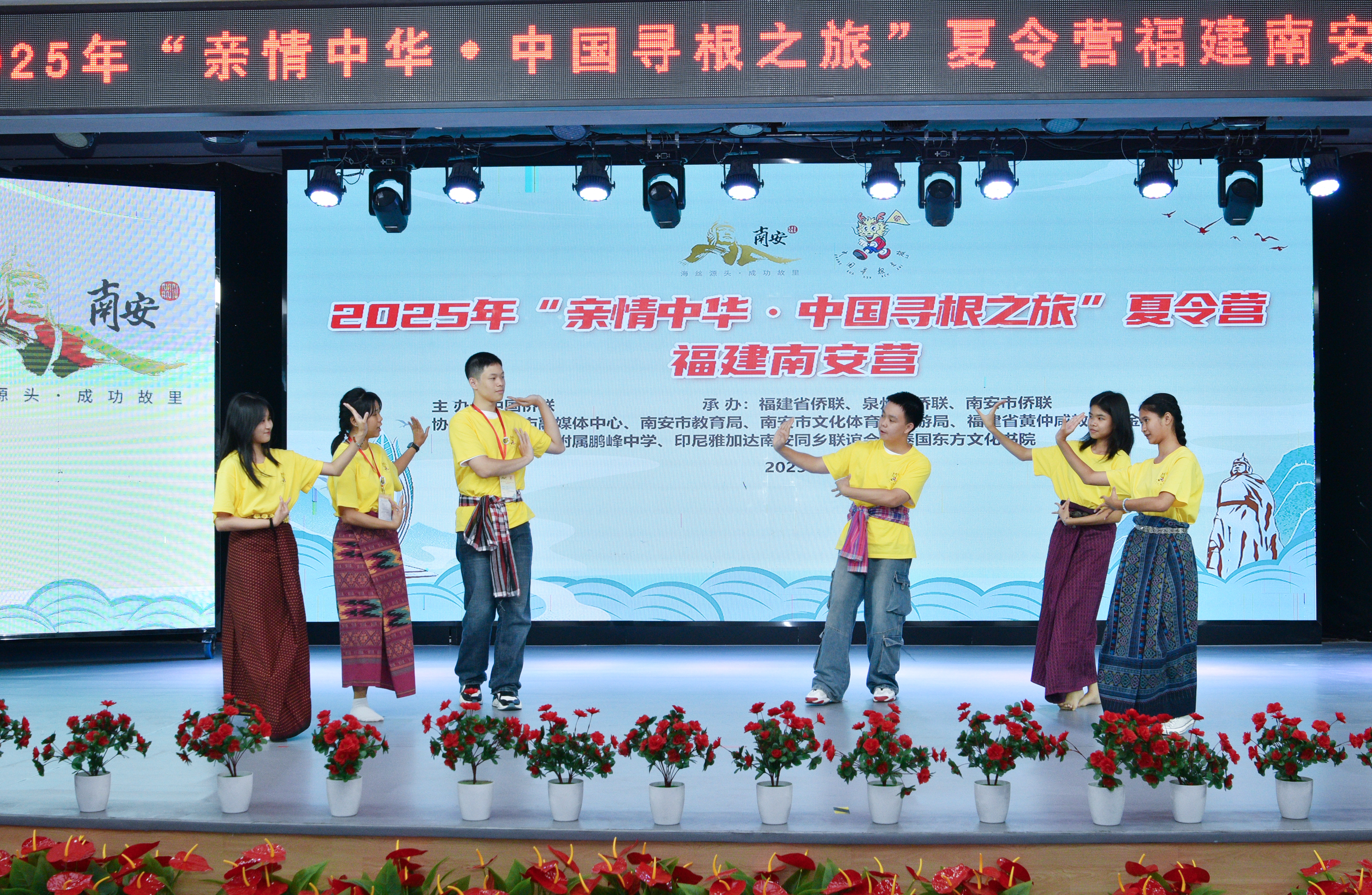 图18 泰国特色欢迎舞.JPG