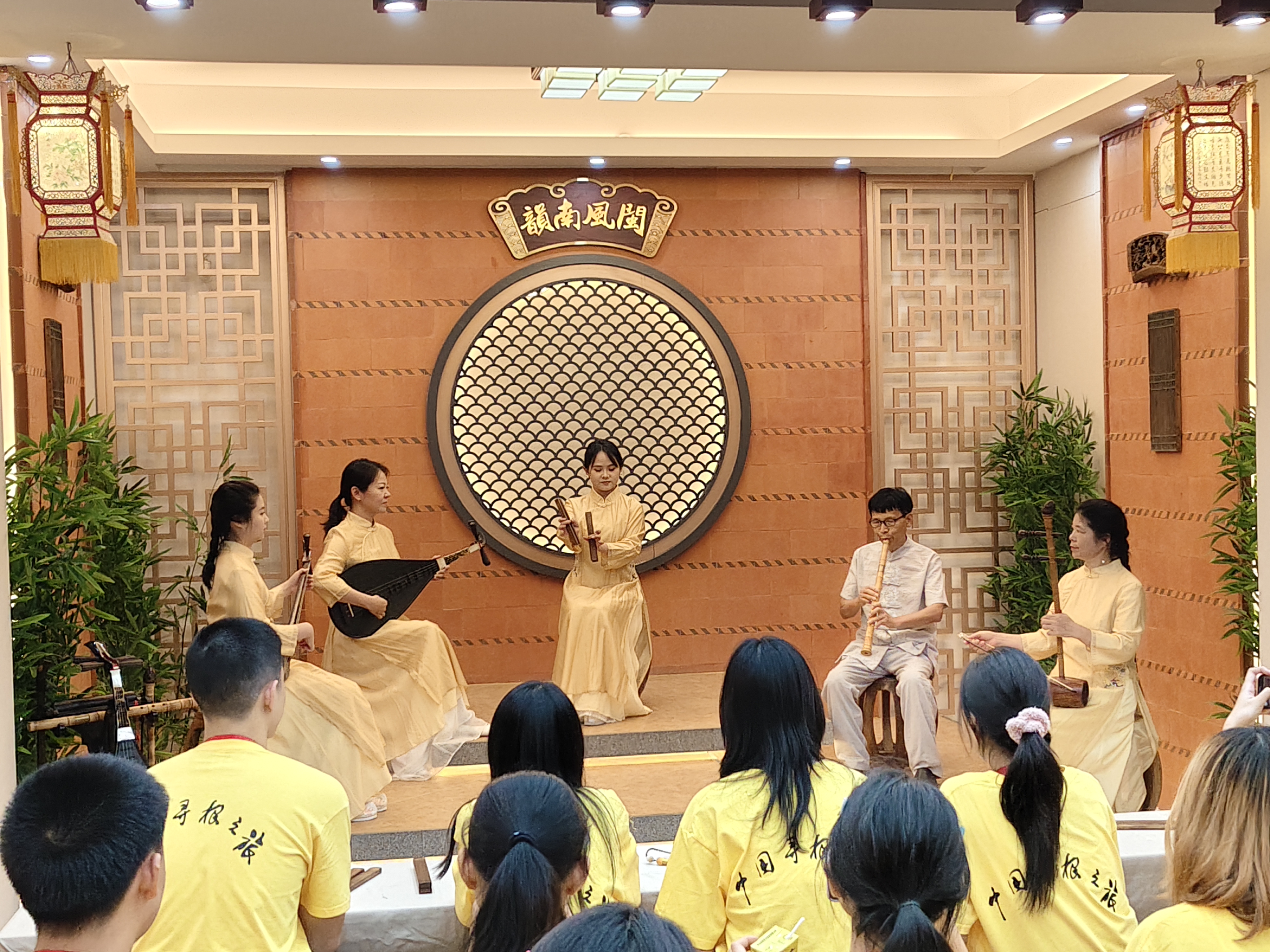 图二 观赏南音表演1（林菲敏摄）.jpg
