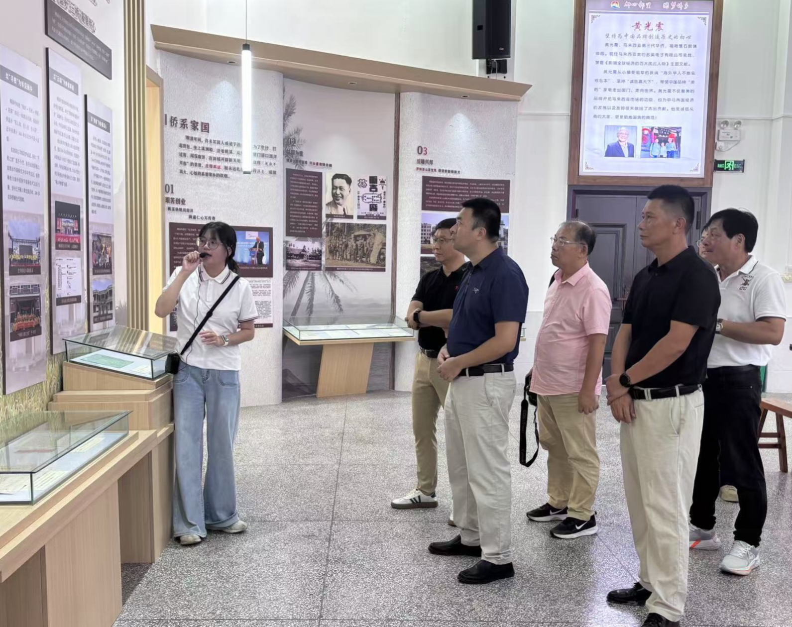 图3 参观永春县石鼓镇卿园村侨史馆.png