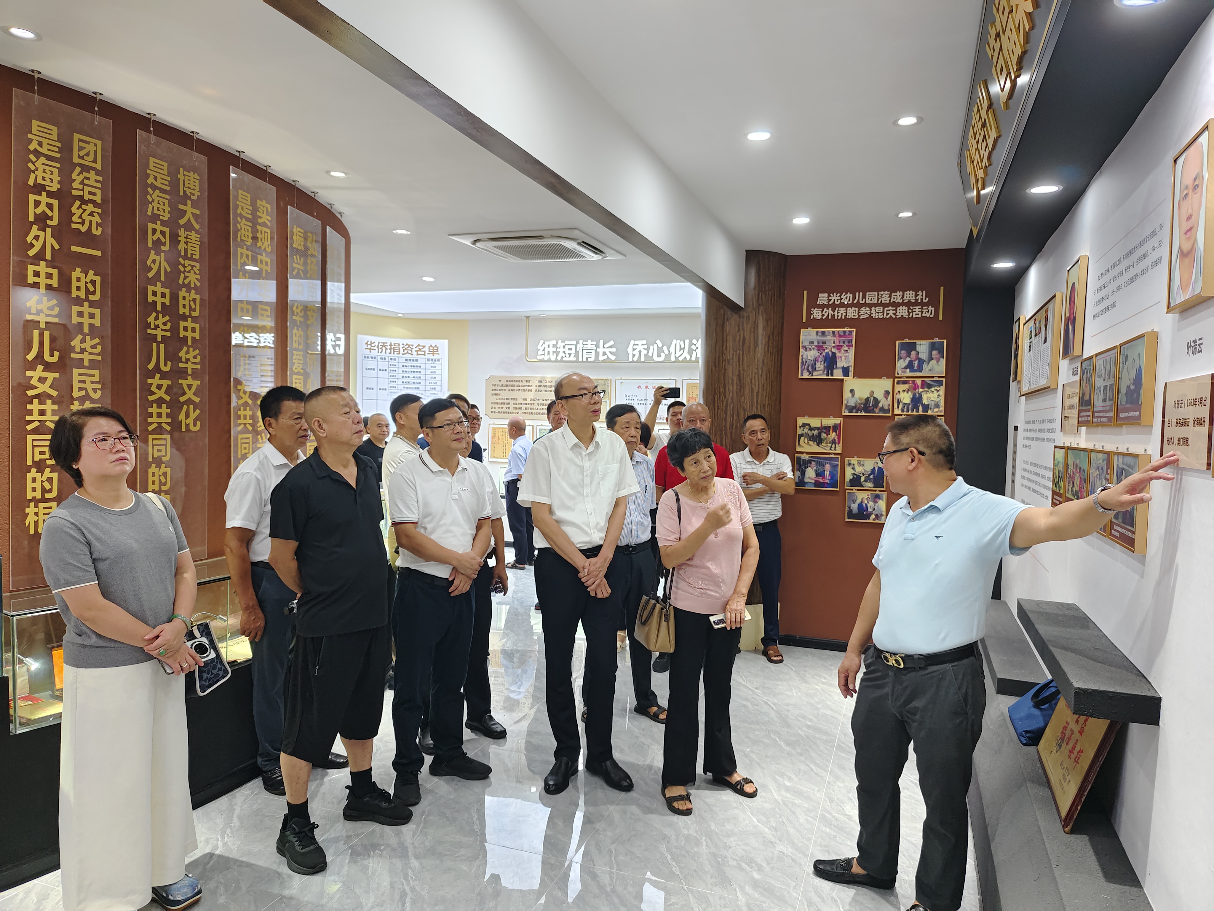 图5  参观金淘镇晨光村侨乡记忆馆.jpg