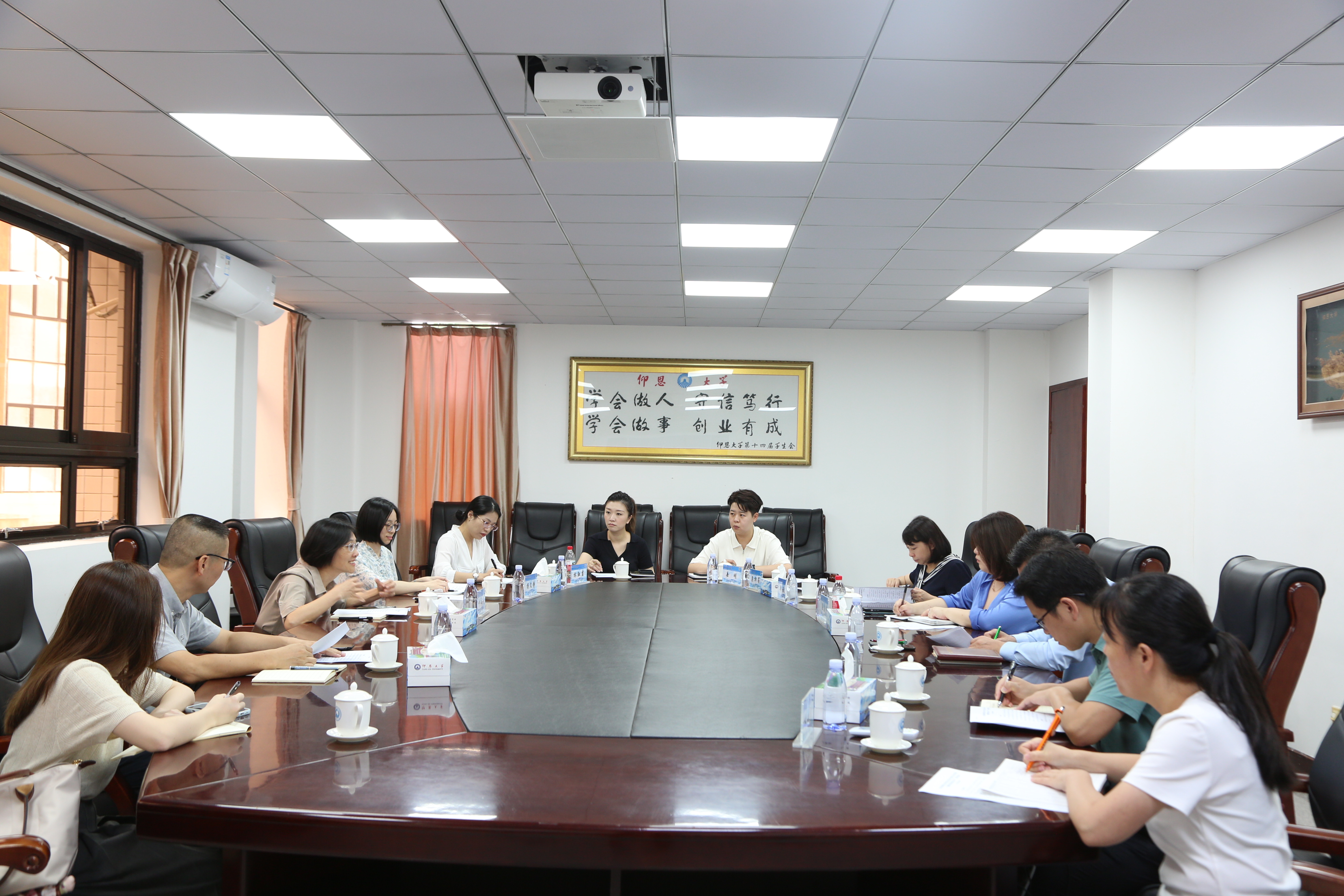 图1  在仰恩大学召开座谈会.jpg
