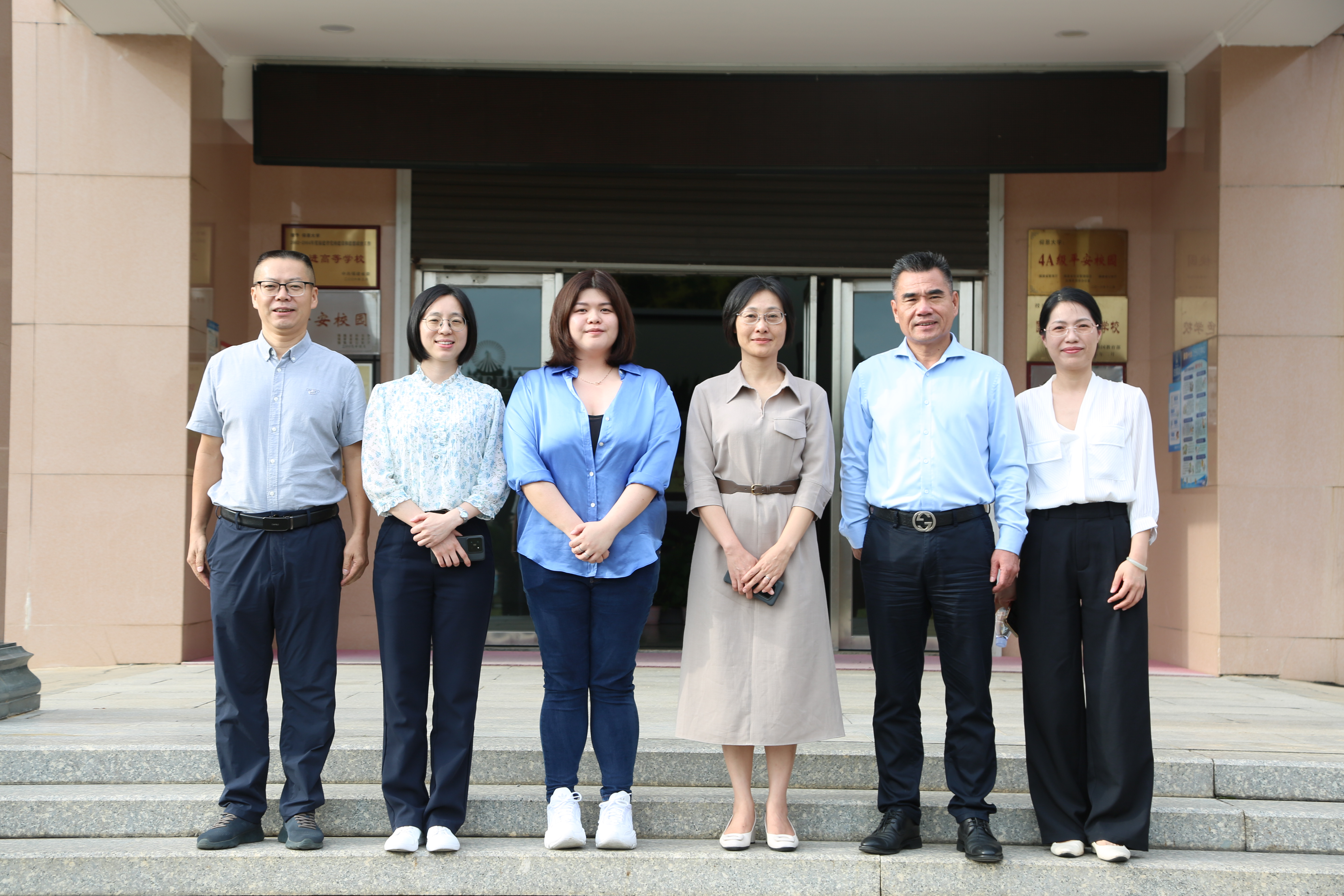 图2  市侨联与仰恩大学校方在行政楼合影.jpg