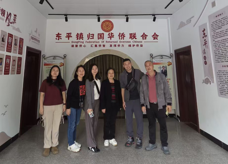 图2：马来西亚侨亲李具锐、李具仪兄妹返乡寻根.png