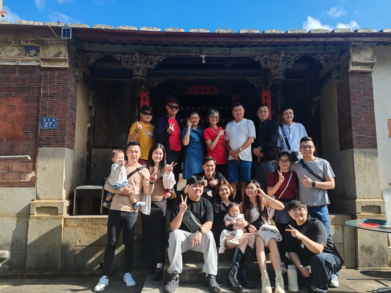 图6：马来西亚李福明兄弟携家族三代共16人返乡祭祖.png