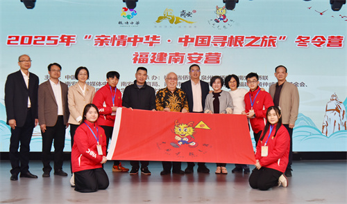 图片15福建省侨联一级调研员陈锋为冬令营授旗 张元海 摄.jpg