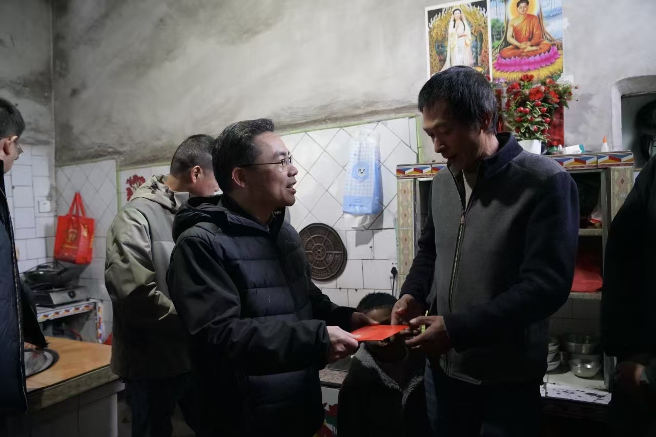 图为慰问困难群众（祖之函摄）.jpg