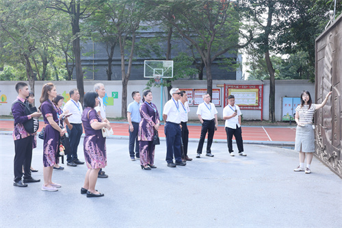 1、参观校园.jpg
