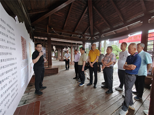 图1 参观“地北天南·此处为安”南安侨批文化主题展.jpg