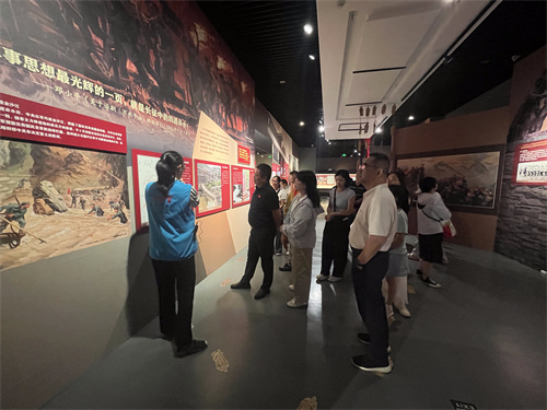 党员干部们参观博物馆展览.jpg
