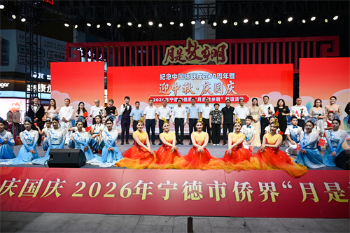 领导嘉宾演职人员谢幕合影.jpg