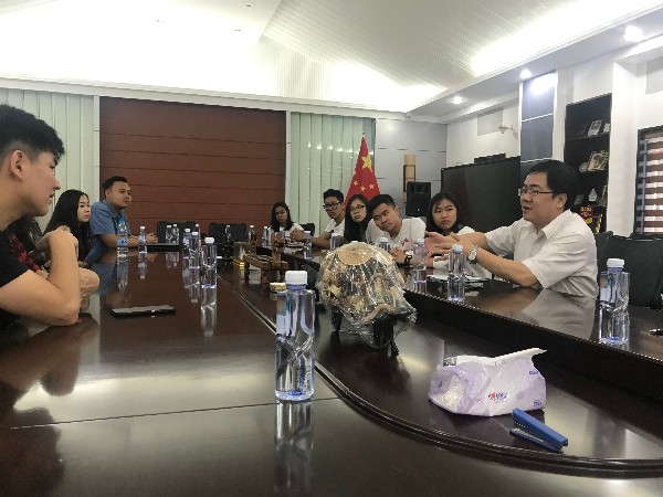 厦门市侨联举办在厦华裔留学生座谈会1.jpg