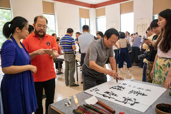 书画艺术家挥毫泼墨3_副本.jpg 书画艺术家挥毫泼墨3_副本.jpg