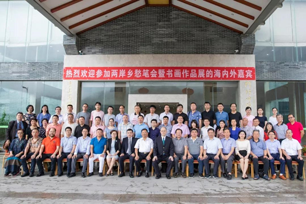 合影_副本.jpg 合影_副本.jpg