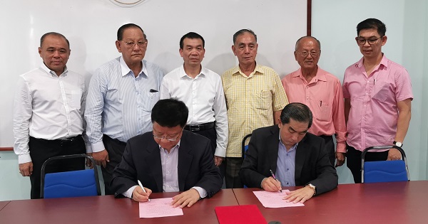 南安市侨联主席叶谋锋与马来西亚南安社团联合会会长叶荞民签订协议1.jpg
