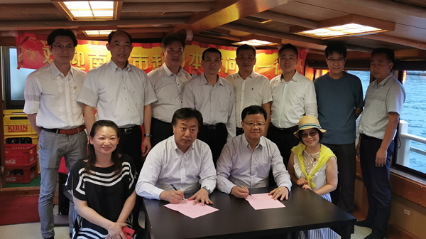 2019年7月15日，南安市侨联主席叶谋锋与日本南安同乡会会长林昂昂签订协议_副本.jpg