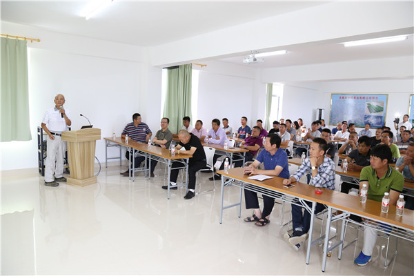 2018年6月14日,邀请果蔬专家、台湾嘉义大学吕明雄教授为两岸果农讲授柑桔技术。.jpg 2018年6月14日,邀请果蔬专家、台湾嘉义大学吕明雄教授为两岸果农讲授柑桔技术。.jpg