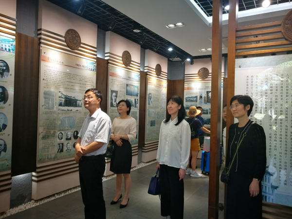 齐全胜参观厦门大学校史馆_副本.jpg