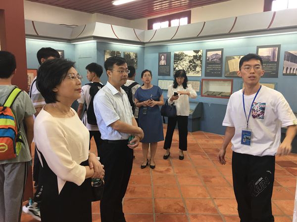 齐全胜参观厦门大学鲁迅纪念馆.JPG